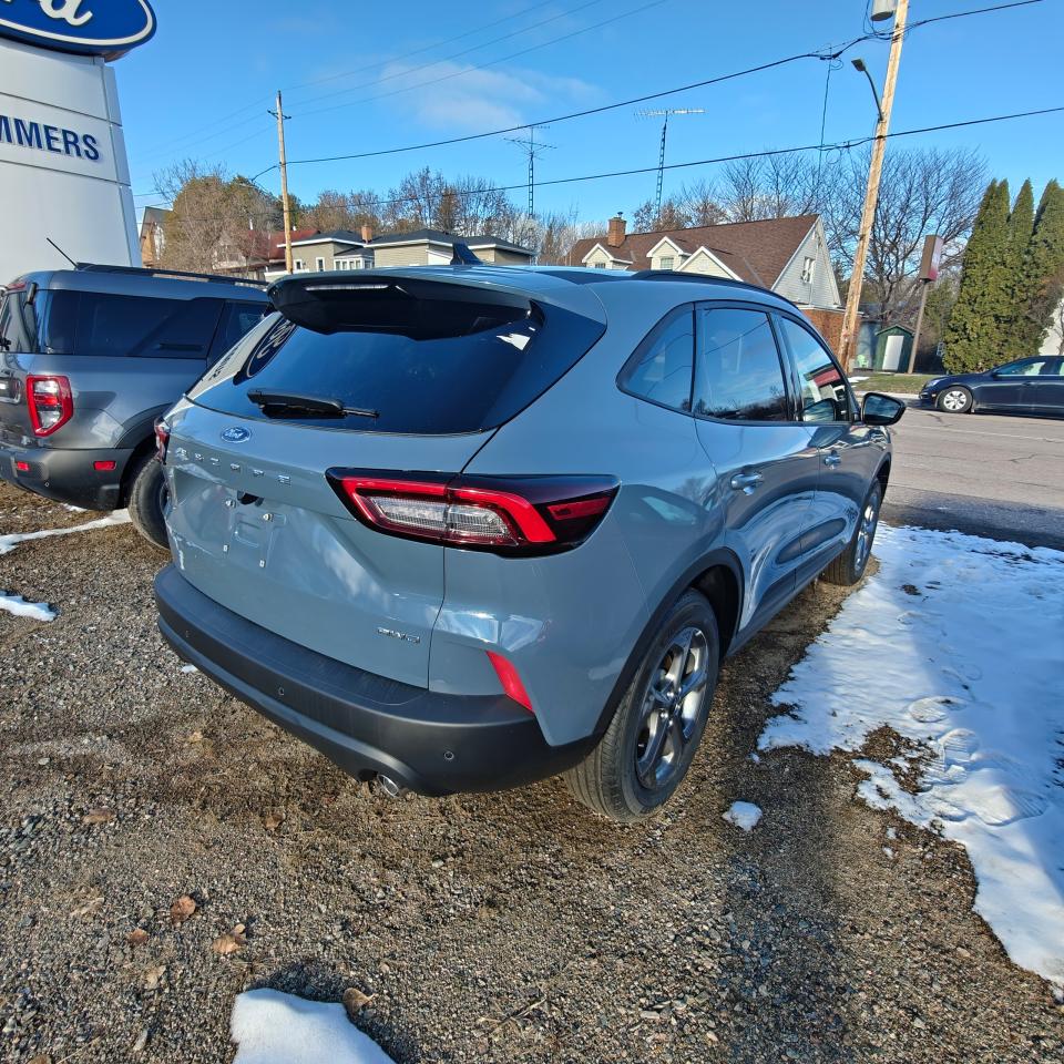 2025 Ford Escape ST-Line AWD Photo2