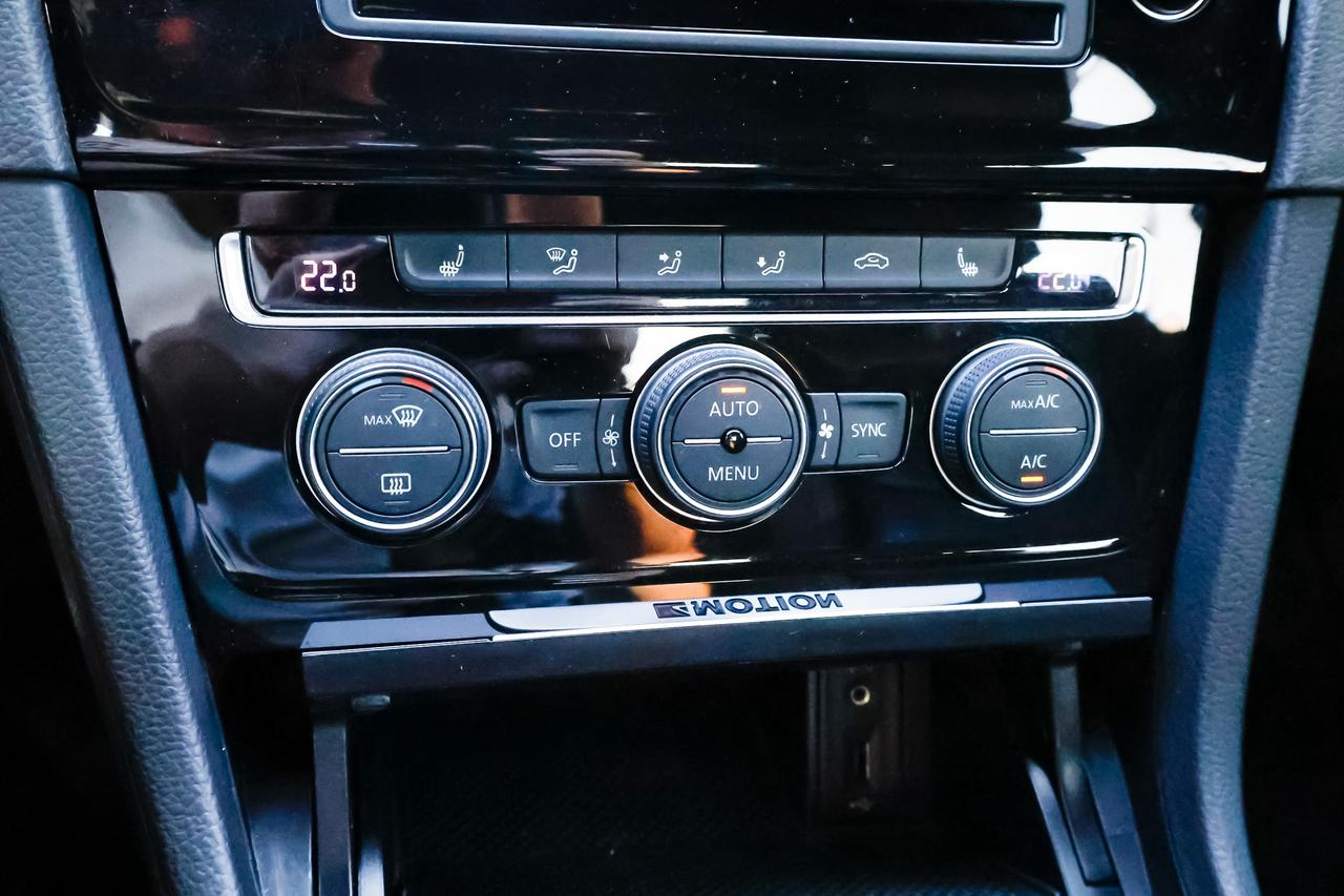 2016 Volkswagen Golf R Base Photo