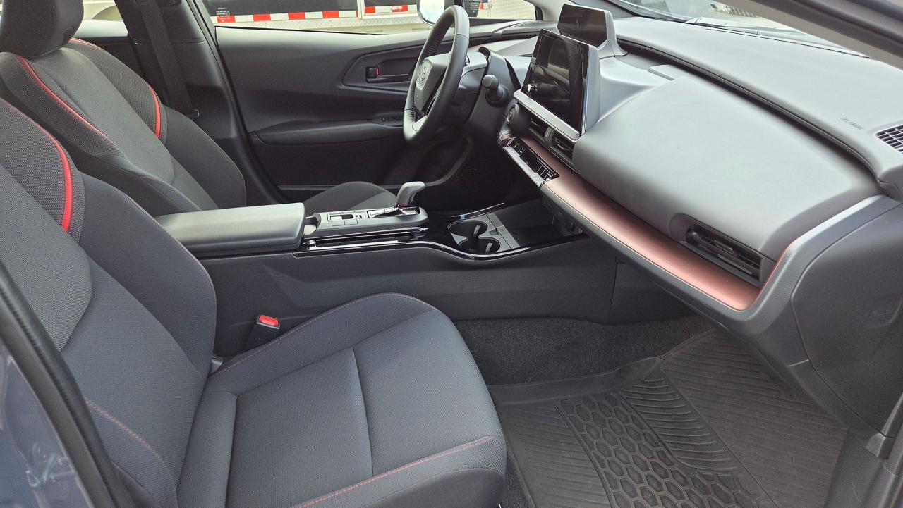 2024 Toyota Prius Prime SE - Photo #8