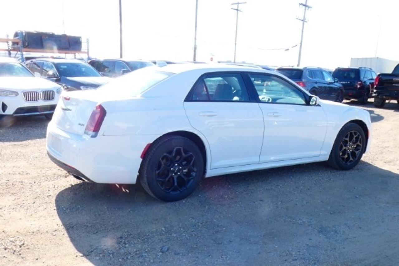 2023 Chrysler 300 300 Touring L AWD w/H&C L, pano S/R, NAV, BUC - Photo #6