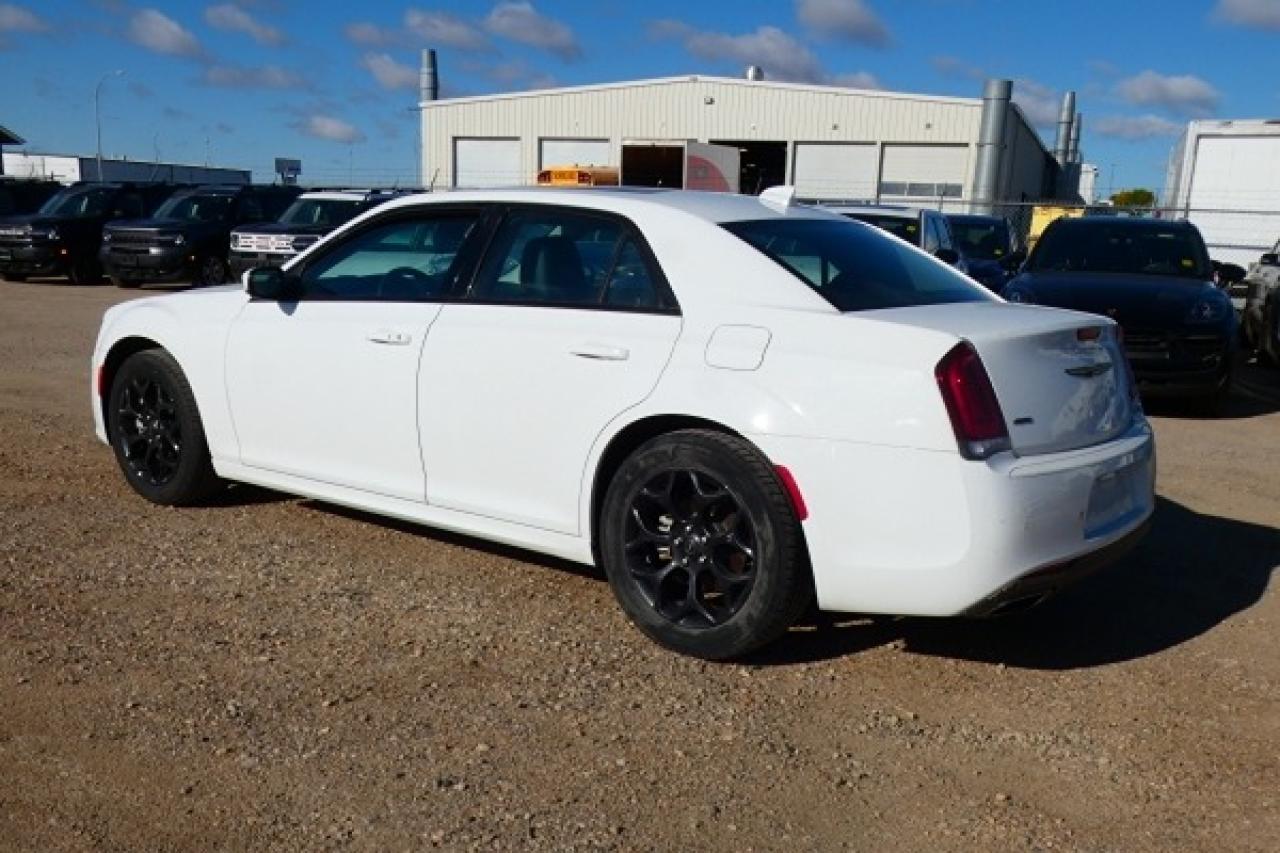 2023 Chrysler 300 300 Touring L AWD w/H&C L, pano S/R, NAV, BUC - Photo #8