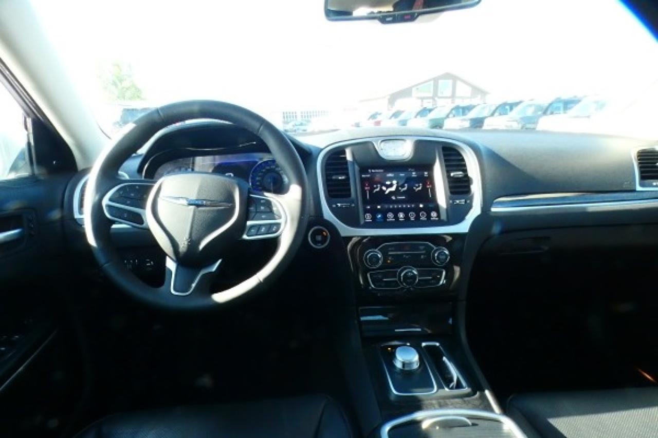 2023 Chrysler 300 300 Touring L AWD w/H&C L, pano S/R, NAV, BUC - Photo #11
