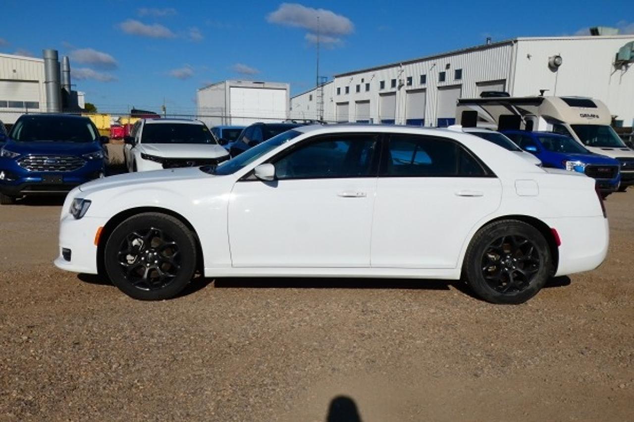 2023 Chrysler 300 300 Touring L AWD w/H&C L, pano S/R, NAV, BUC - Photo #1