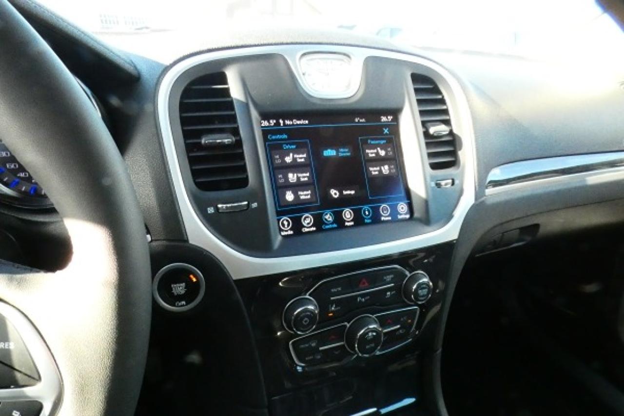 2023 Chrysler 300 300 Touring L AWD w/H&C L, pano S/R, NAV, BUC - Photo #15