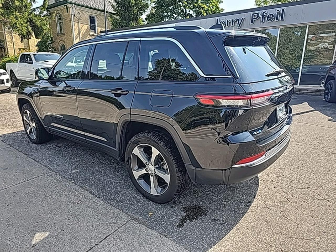 2022 Jeep Grand Cherokee 4xe Photo2