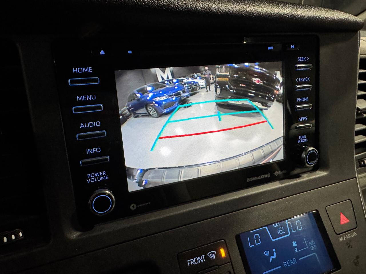 2018 Toyota Sienna LE - Photo #14