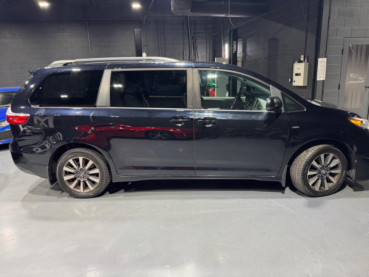 2018 Toyota Sienna LE ALL WHEEL DRIVE Photo3