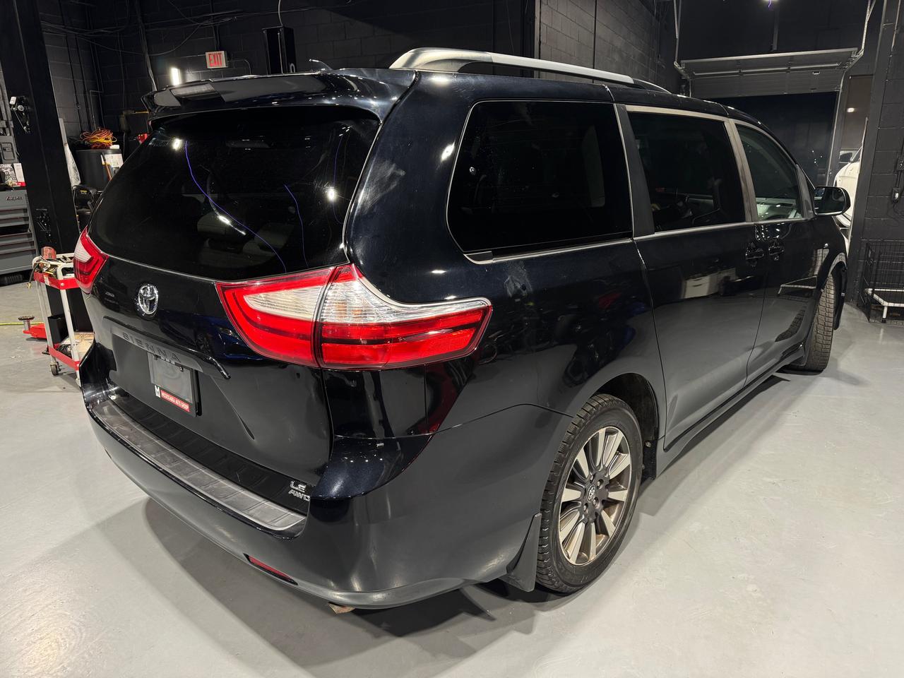 2018 Toyota Sienna LE ALL WHEEL DRIVE Photo4