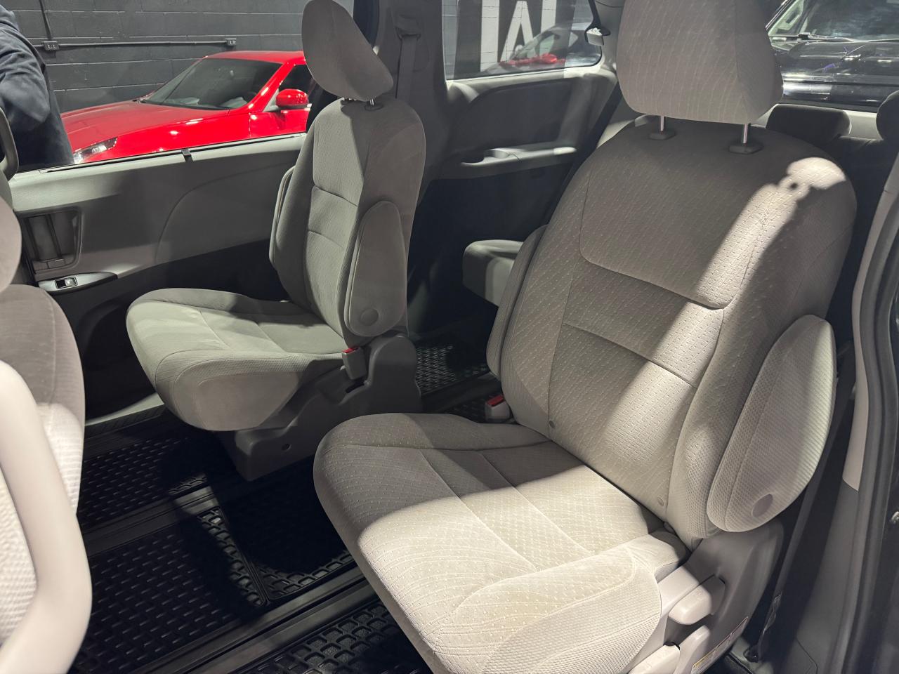 2018 Toyota Sienna LE - Photo #10