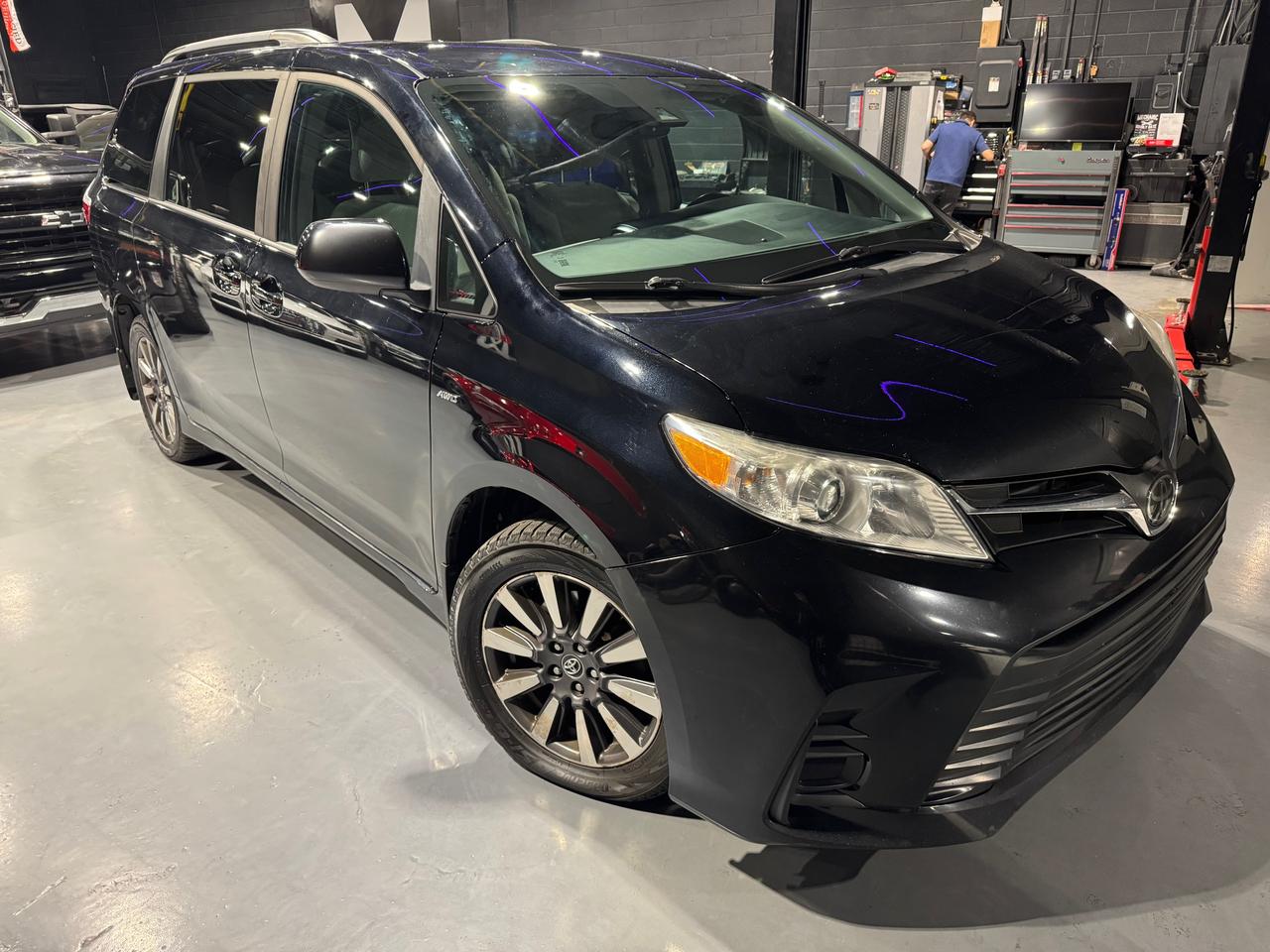 2018 Toyota Sienna LE ALL WHEEL DRIVE Photo2