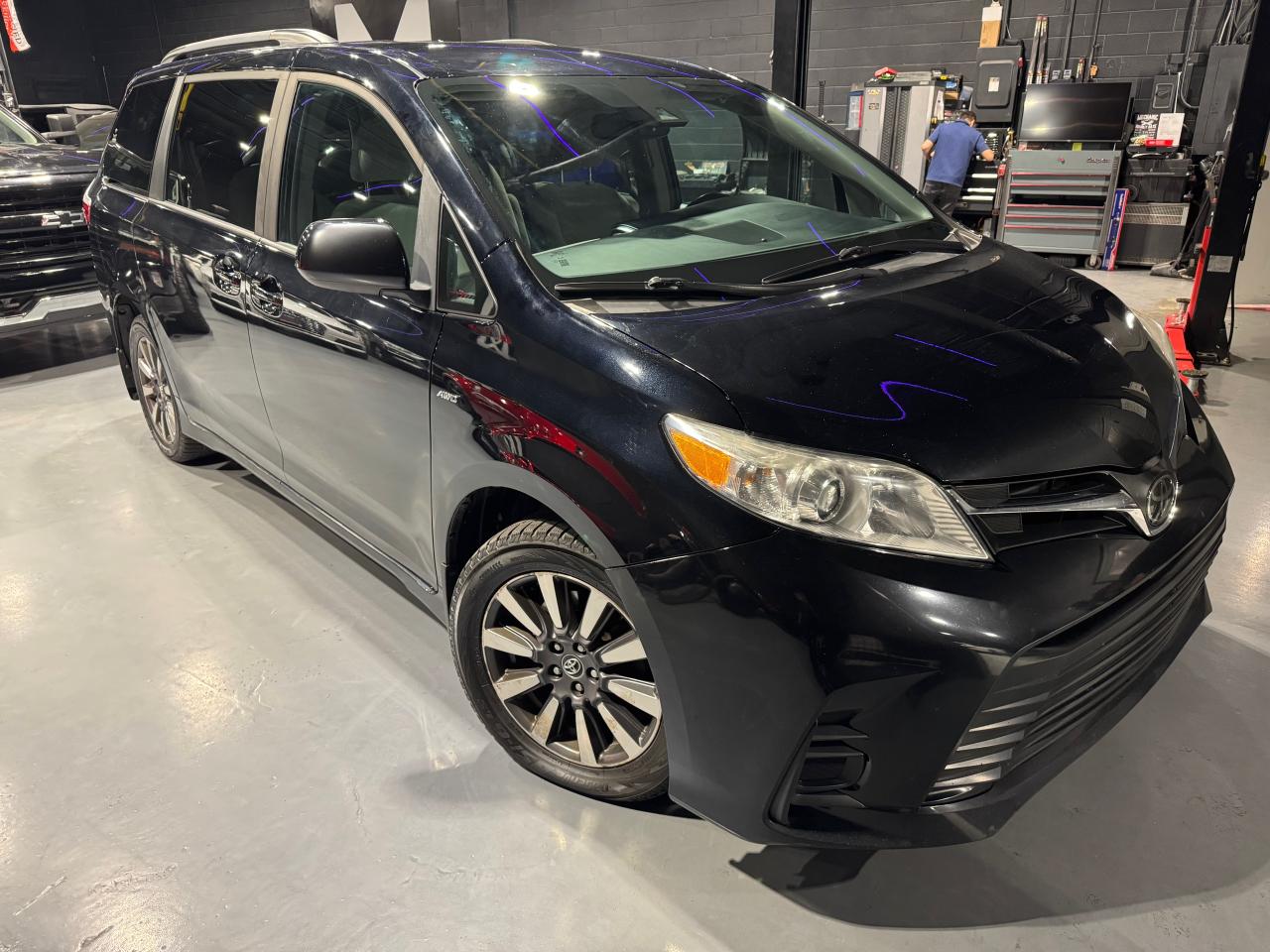 2018 Toyota Sienna LE - Photo #3