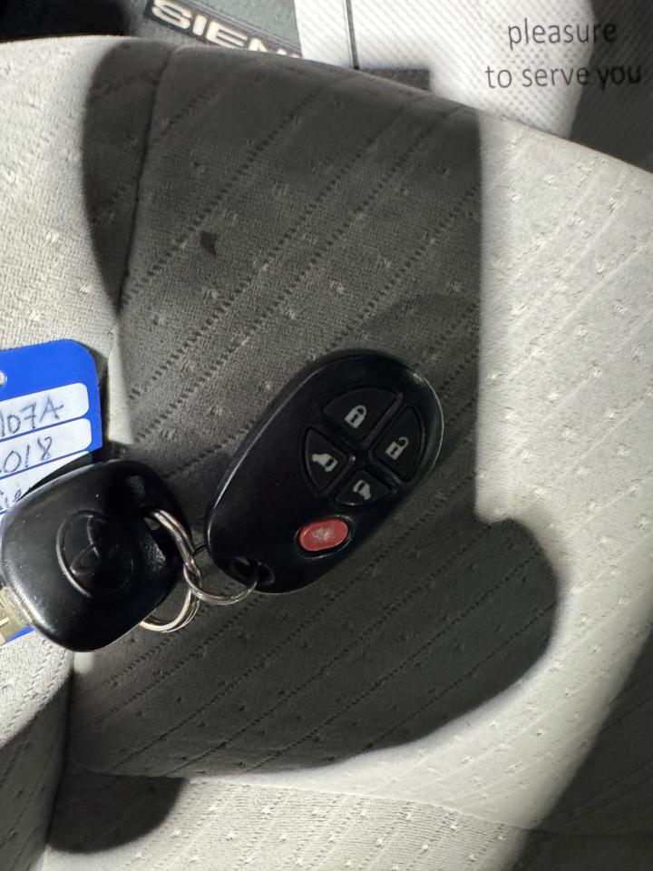 2018 Toyota Sienna LE - Photo #15