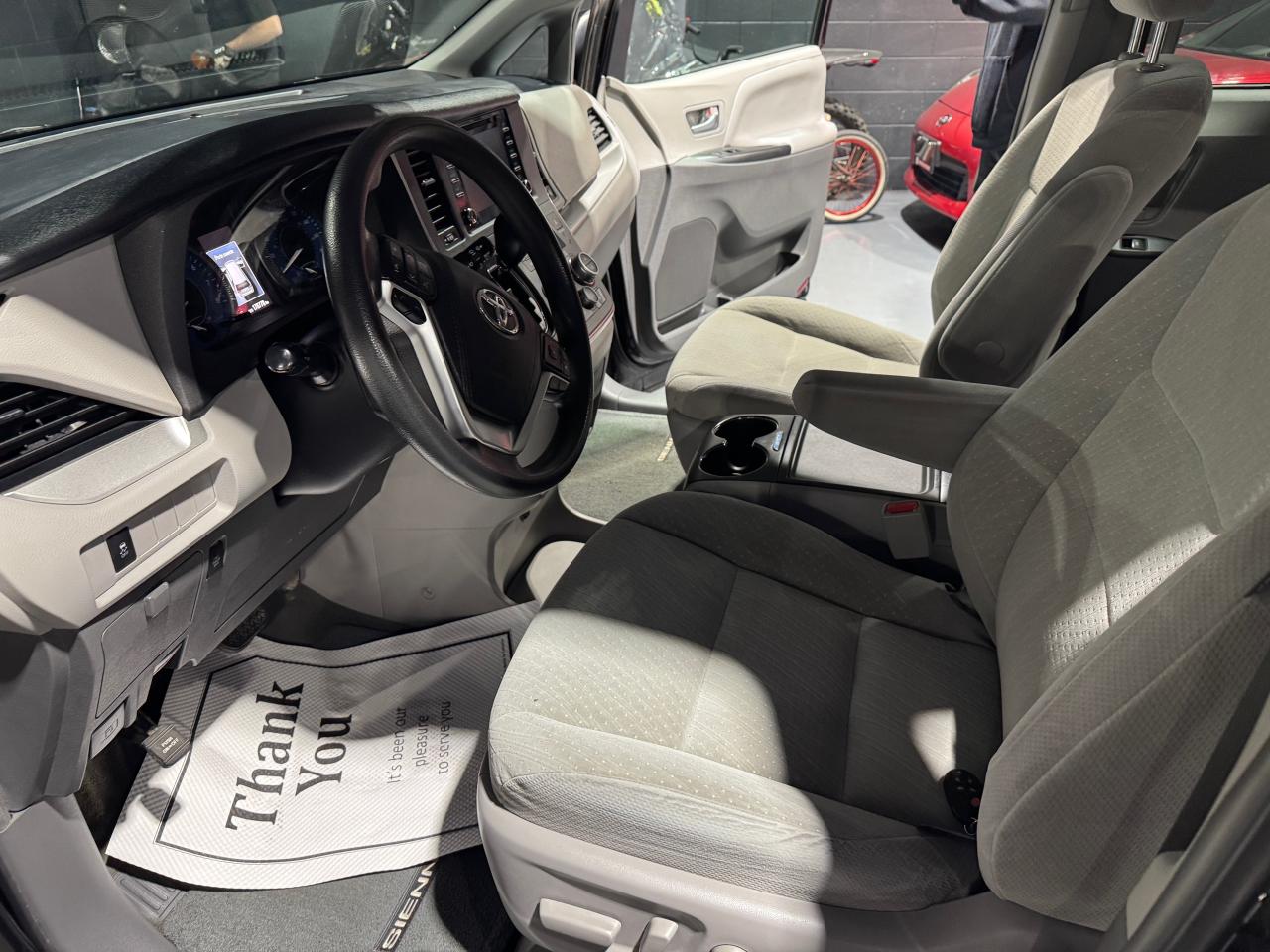 2018 Toyota Sienna LE - Photo #9