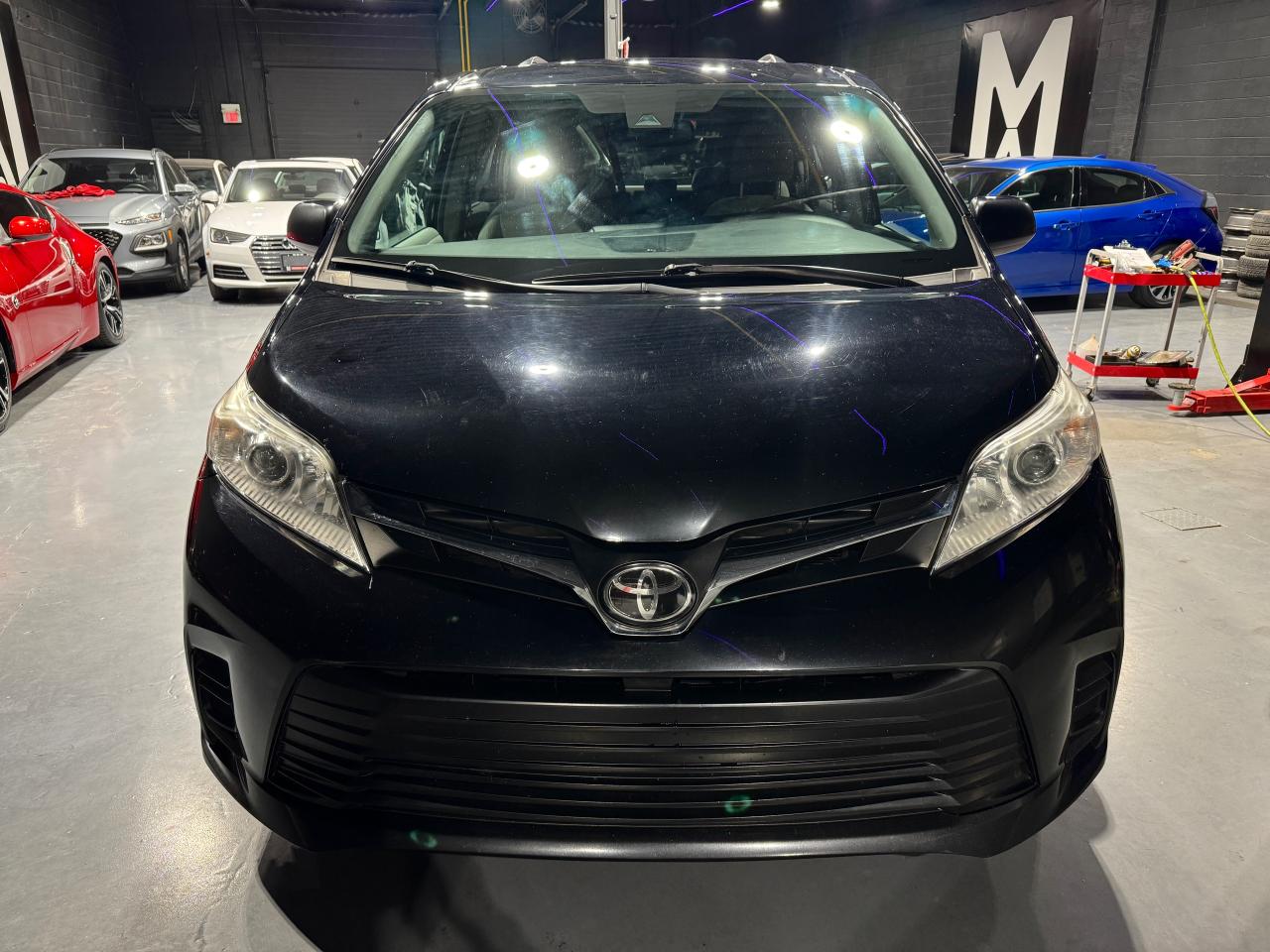 2018 Toyota Sienna LE - Photo #2