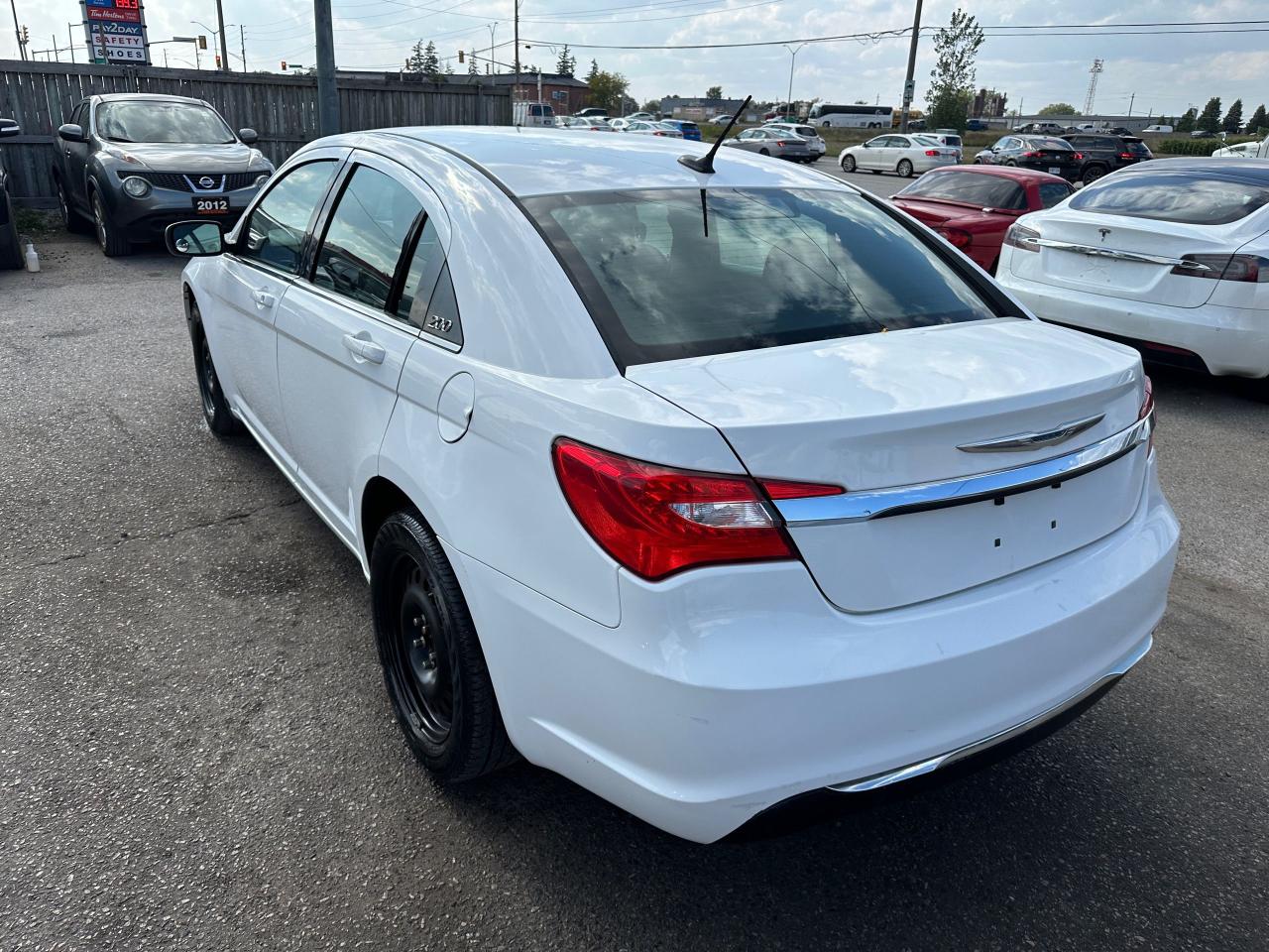 2013 Chrysler 200 LX, SEDAN, AUTO, 4 CYL, ONLY 82KMS, CERTIFIED - Photo #3
