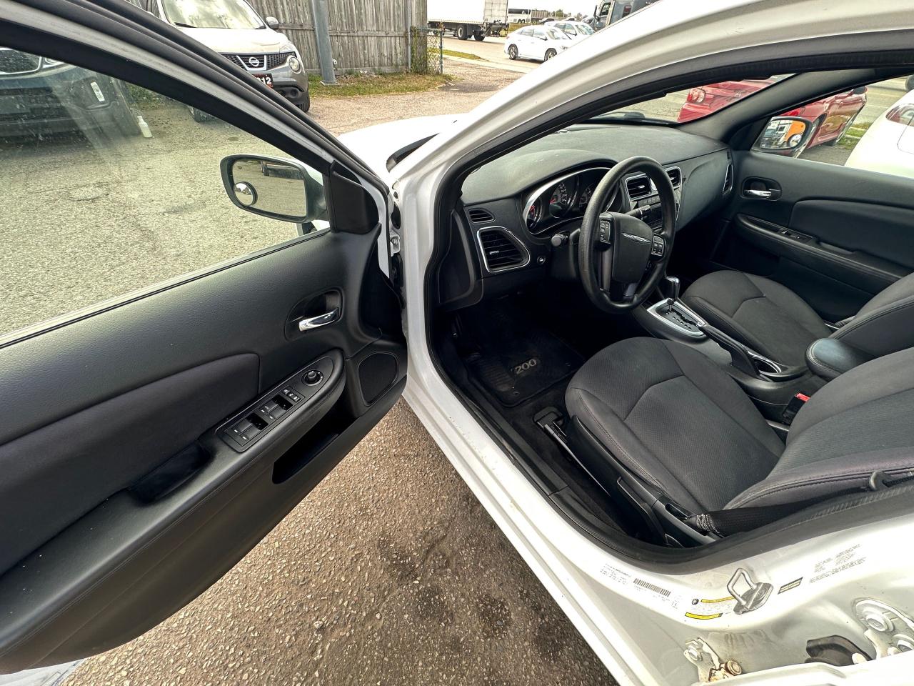 2013 Chrysler 200 LX, SEDAN, AUTO, 4 CYL, ONLY 82KMS, CERTIFIED - Photo #13