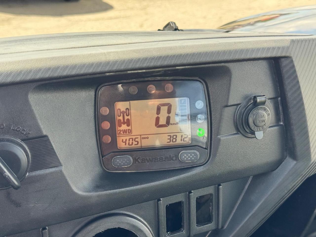 2017 Kawasaki TERYX4 800 LE 4 PASSENGER, AUTO, ONLY 3000KM, LIGHT DAMAGE - Photo #10