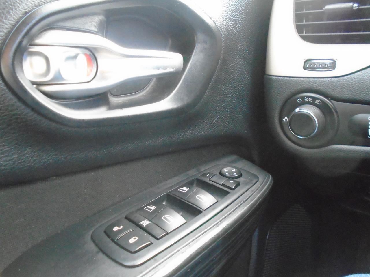 2016 Jeep Cherokee FWD 4DR SPORT - Photo #10