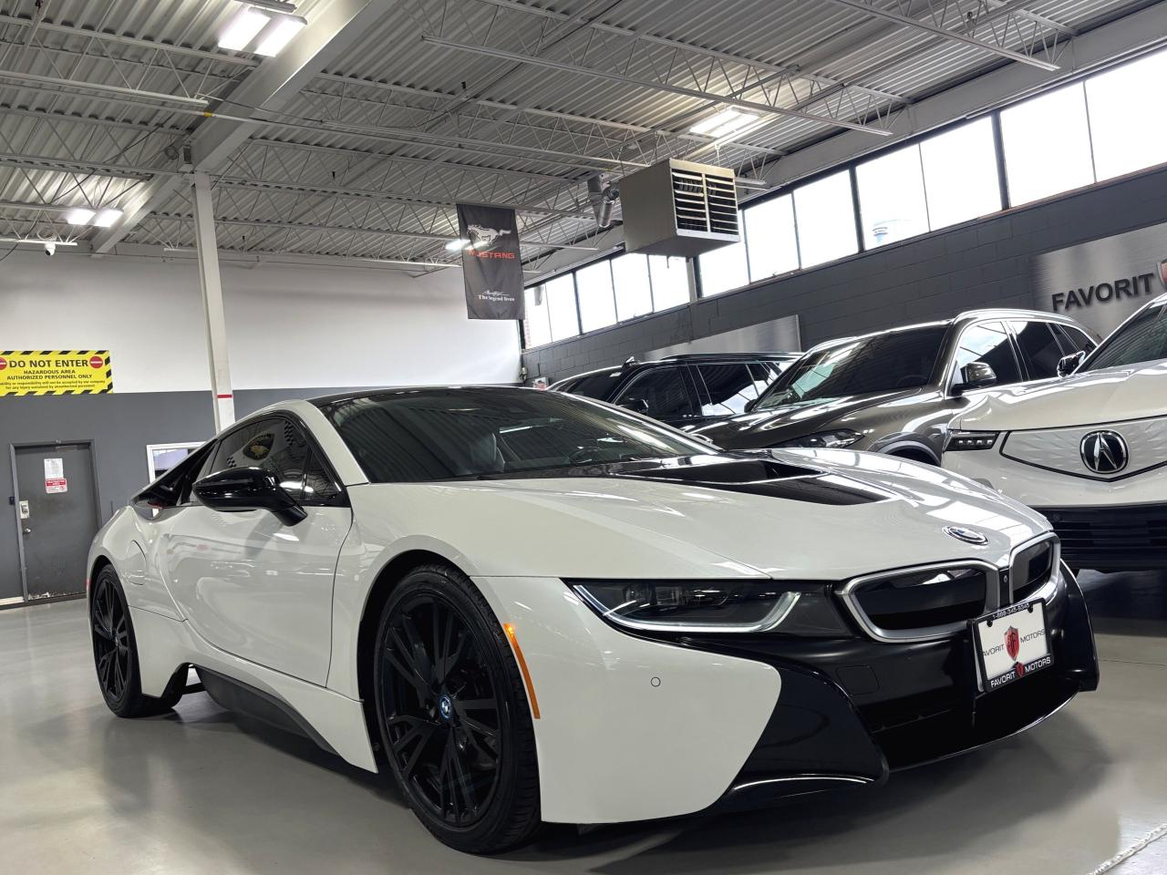 2016 BMW i8 e-Drive|COUPE|AWD|SCISSORDOORS|NAV|AMBIENT|HUD|+++ - Photo #4