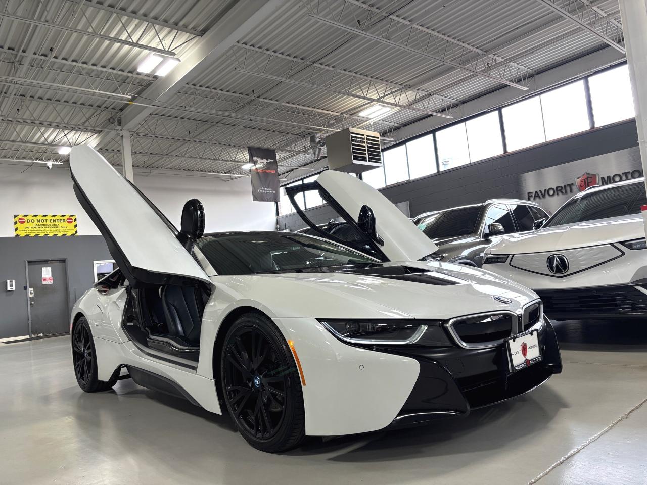 2016 BMW i8 e-Drive|COUPE|AWD|SCISSORDOORS|NAV|AMBIENT|HUD|+++ Photo2