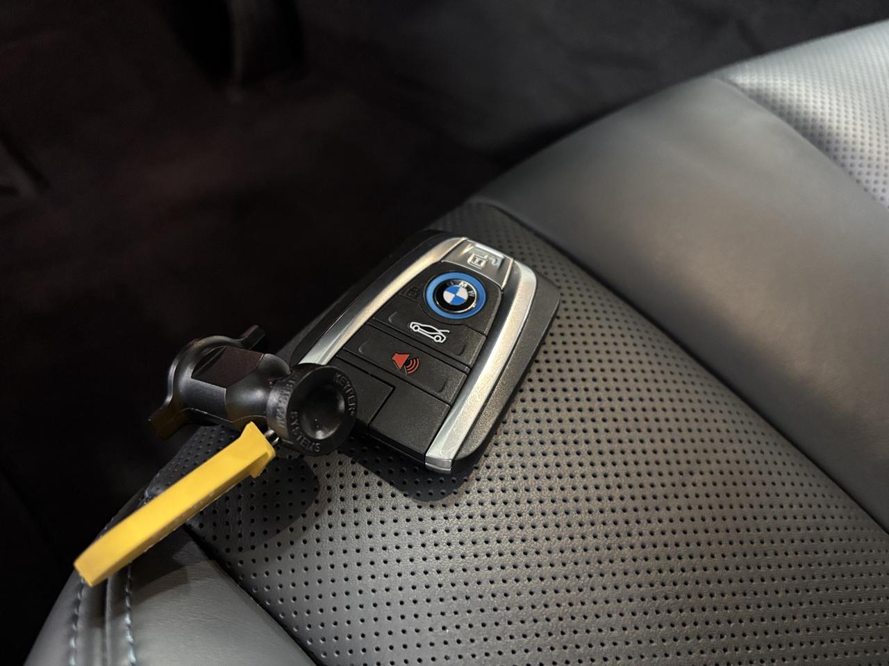 2016 BMW i8 e-Drive|COUPE|AWD|SCISSORDOORS|NAV|AMBIENT|HUD|+++ Photo