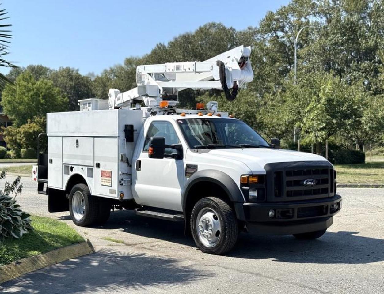 Used 2008 Ford F-550 Regular Cab Super Duty Dually Diesel 4X4 Service Truck with Altec Bucket Truck for sale in Burnaby, BC