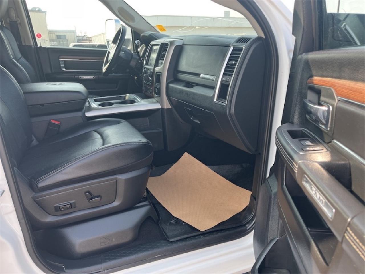 2018 RAM 3500 Laramie  - Leather Seats -  Bluetooth Photo5