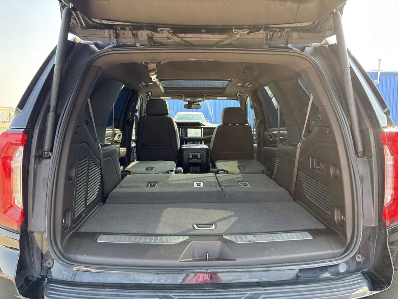 2023 GMC Yukon Denali Photo5