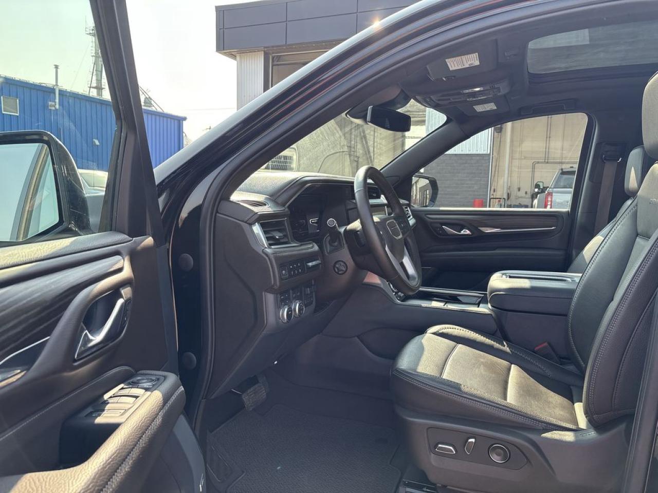 2023 GMC Yukon Denali Photo5