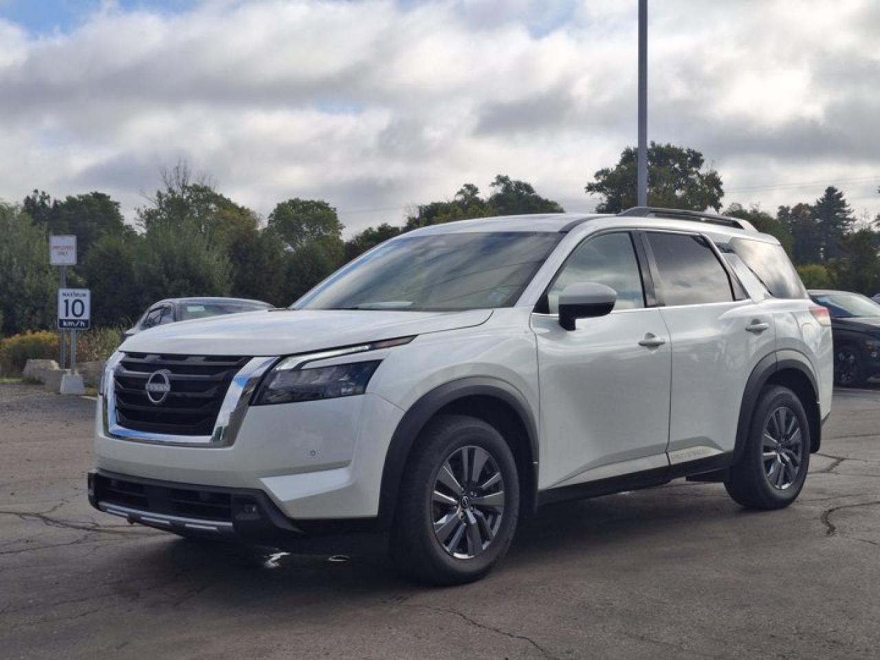 Used 2024 Nissan Pathfinder SV 4X4 | Pano Roof | Heated Seats | Remote Start | Power Liftgate | CarPlay + Android | and More ! for sale in Guelph, ON