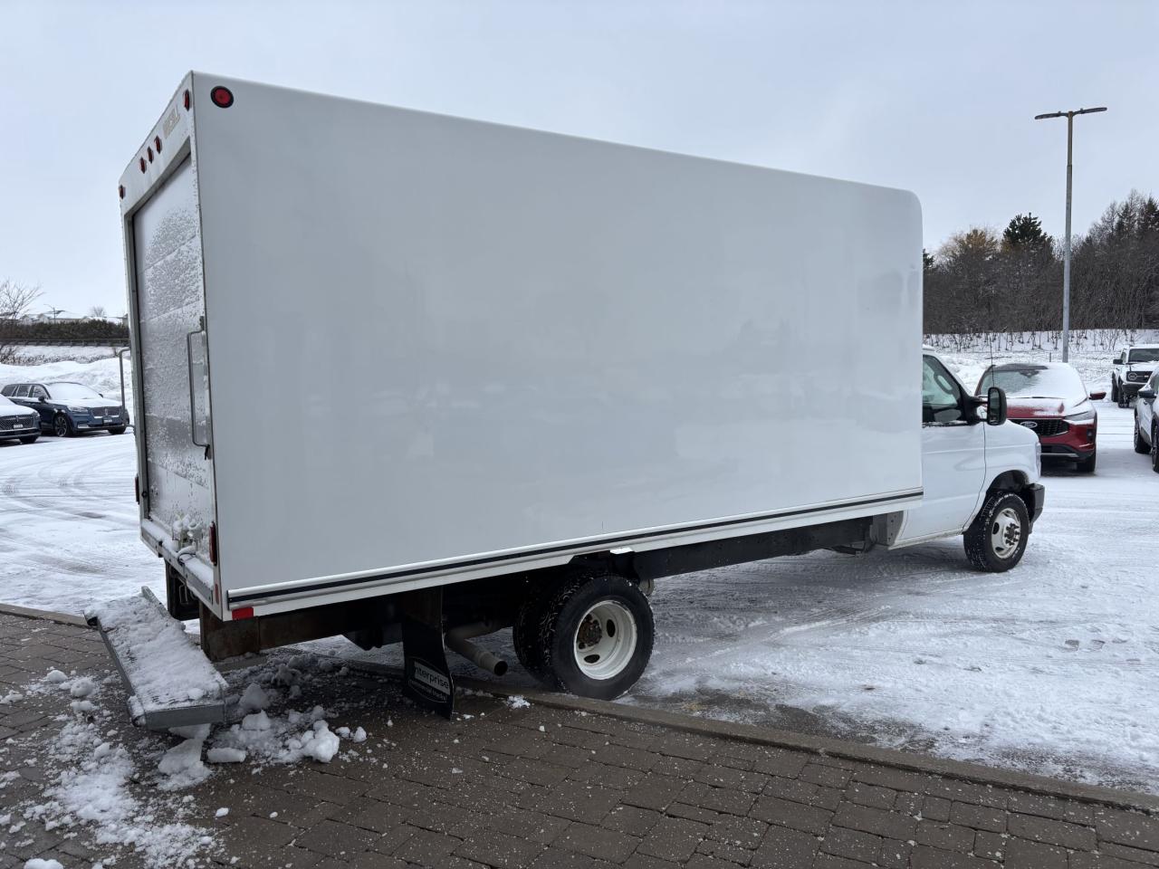 2024 Ford E-Series Cutaway 7.3L GAS ENGINE DRW, 176"WB 16' BOX! Photo2