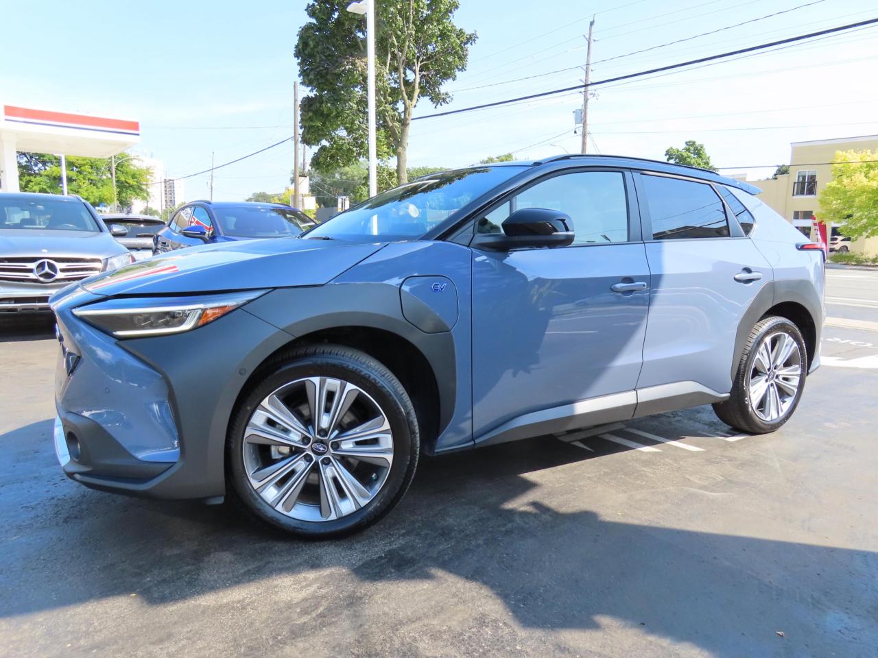 2023 Subaru Solterra W/LUXURY PACKAGE AWD - LEATHER - LOW KMS !! Photo