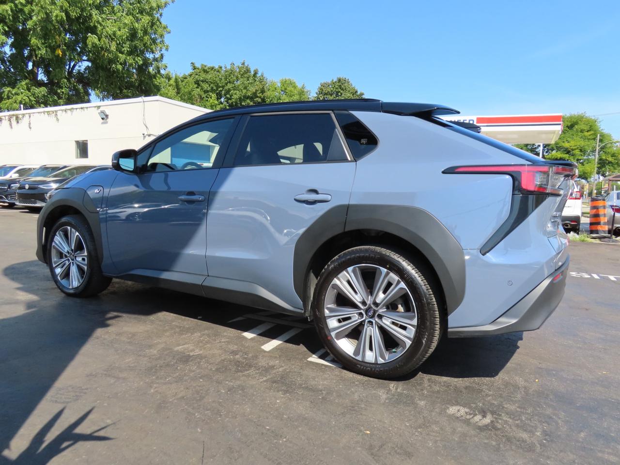 2023 Subaru Solterra W/LUXURY PACKAGE AWD - LEATHER - LOW KMS !! Photo