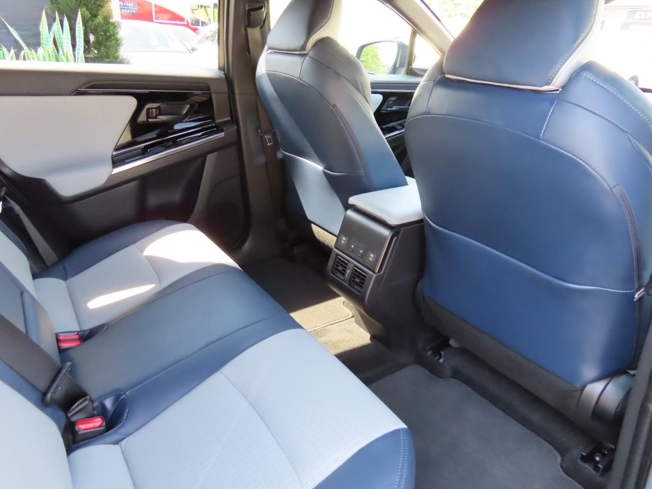 2023 Subaru Solterra W/LUXURY PACKAGE AWD - LEATHER - LOW KMS !! Photo