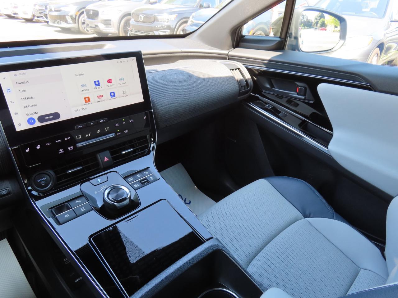 2023 Subaru Solterra W/LUXURY PACKAGE AWD - LEATHER - LOW KMS !! Photo