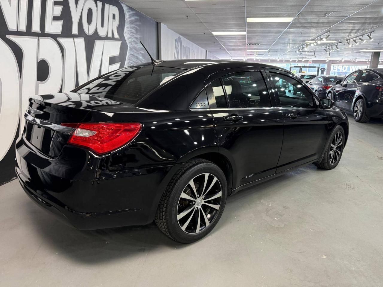 2014 Chrysler 200 4dr Sdn S Photo