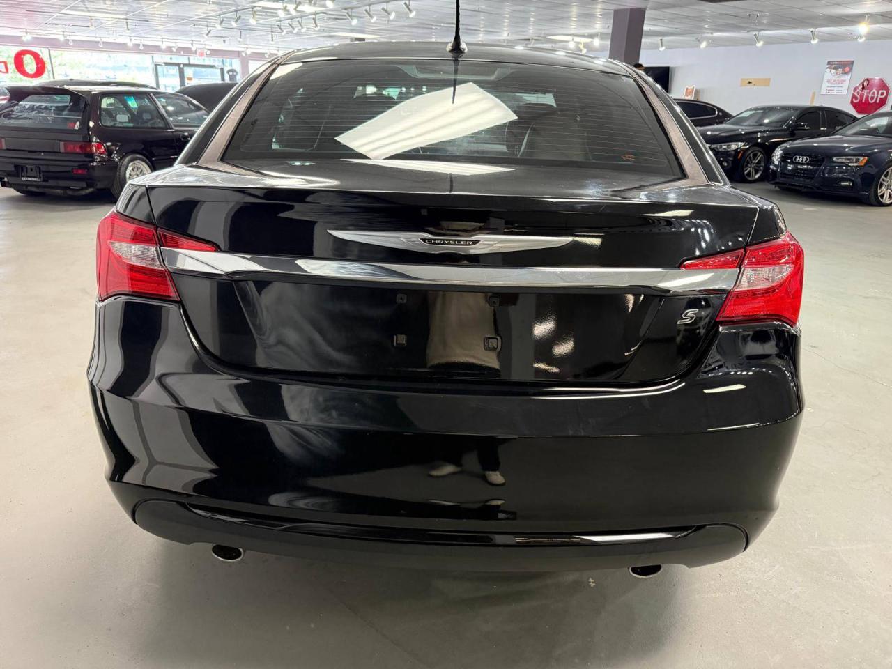 2014 Chrysler 200 4dr Sdn S Photo3