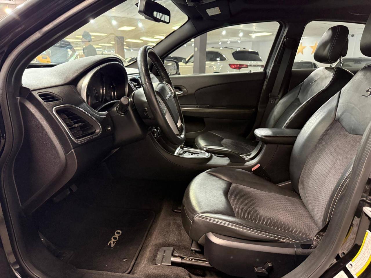 2014 Chrysler 200 4dr Sdn S Photo