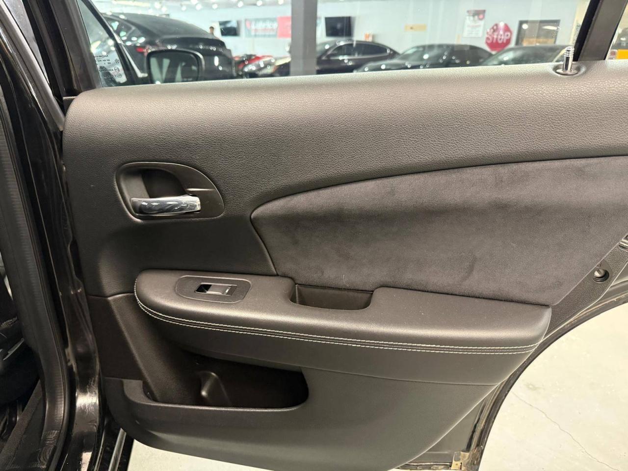 2014 Chrysler 200 4dr Sdn S Photo