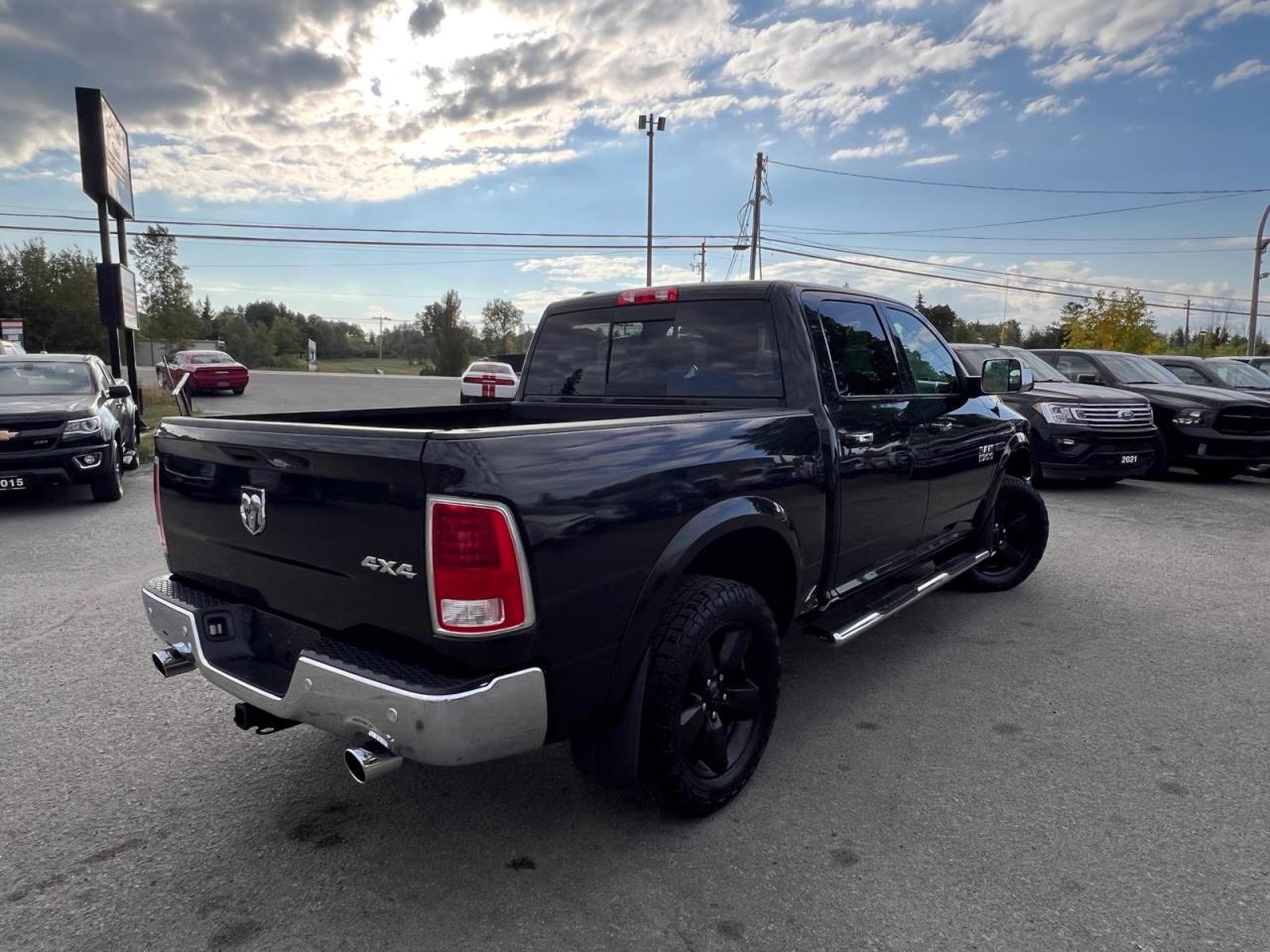 2017 RAM 1500 4WD Crew Cab 140.5" Laramie Photo4