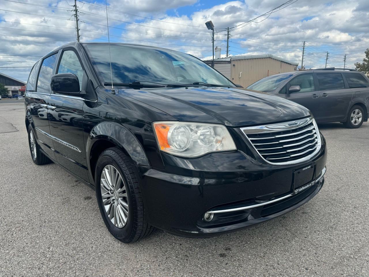 2014 Chrysler Town & Country TOURING - Photo #3