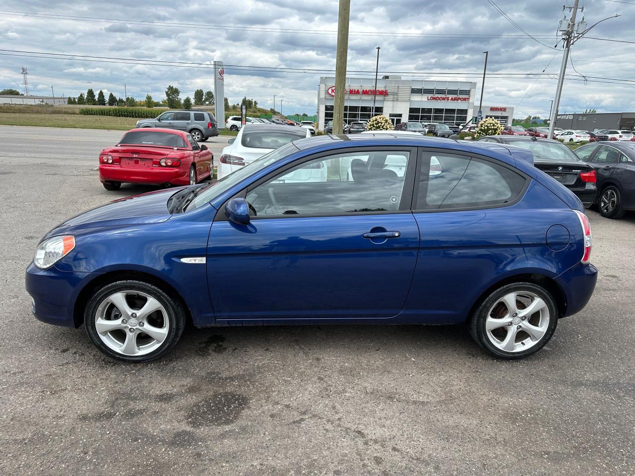 2011 Hyundai Accent L Sport, ALLOYS, AUTO, ONLY 39,000KMS, HATCH, CERT - Photo #2