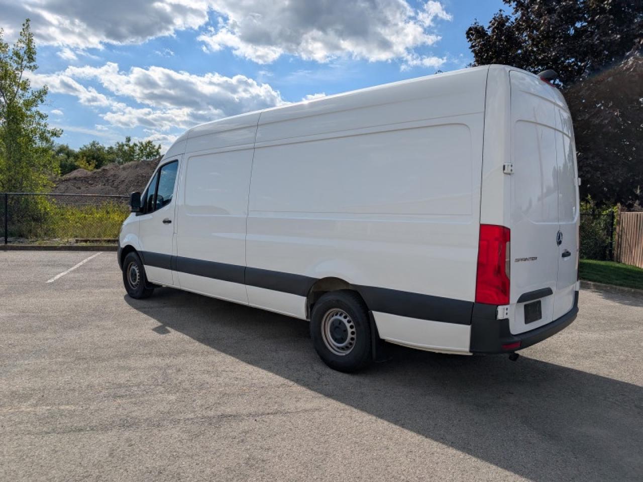 2024 Mercedes-Benz Sprinter Crew Van Cargo 170 WB  **LOW KMS** Photo