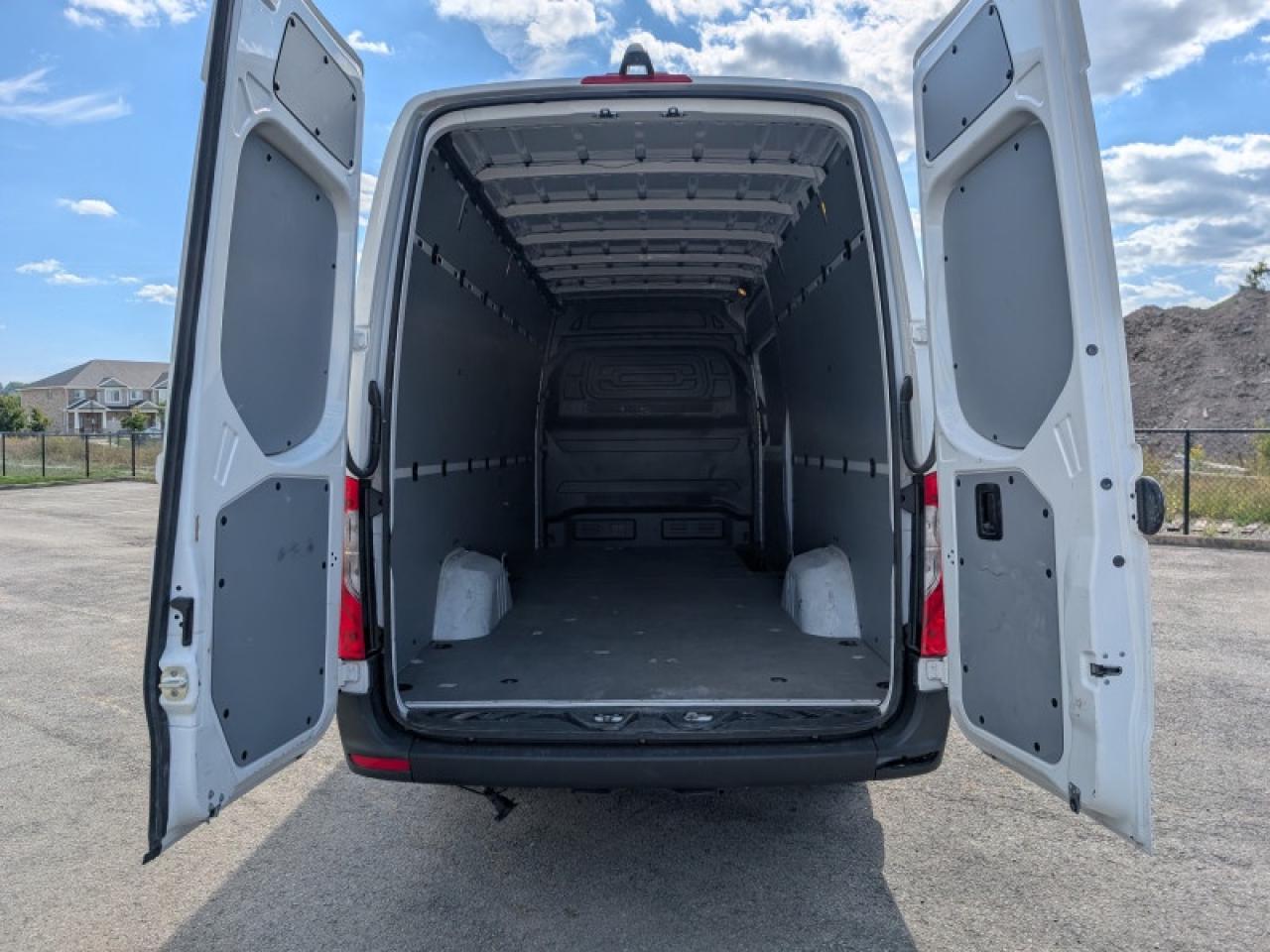 2024 Mercedes-Benz Sprinter Crew Van Cargo 170 WB  **LOW KMS** Photo