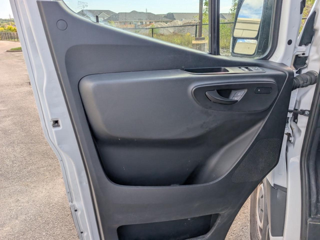 2024 Mercedes-Benz Sprinter Crew Van Cargo 170 WB  **LOW KMS** Photo