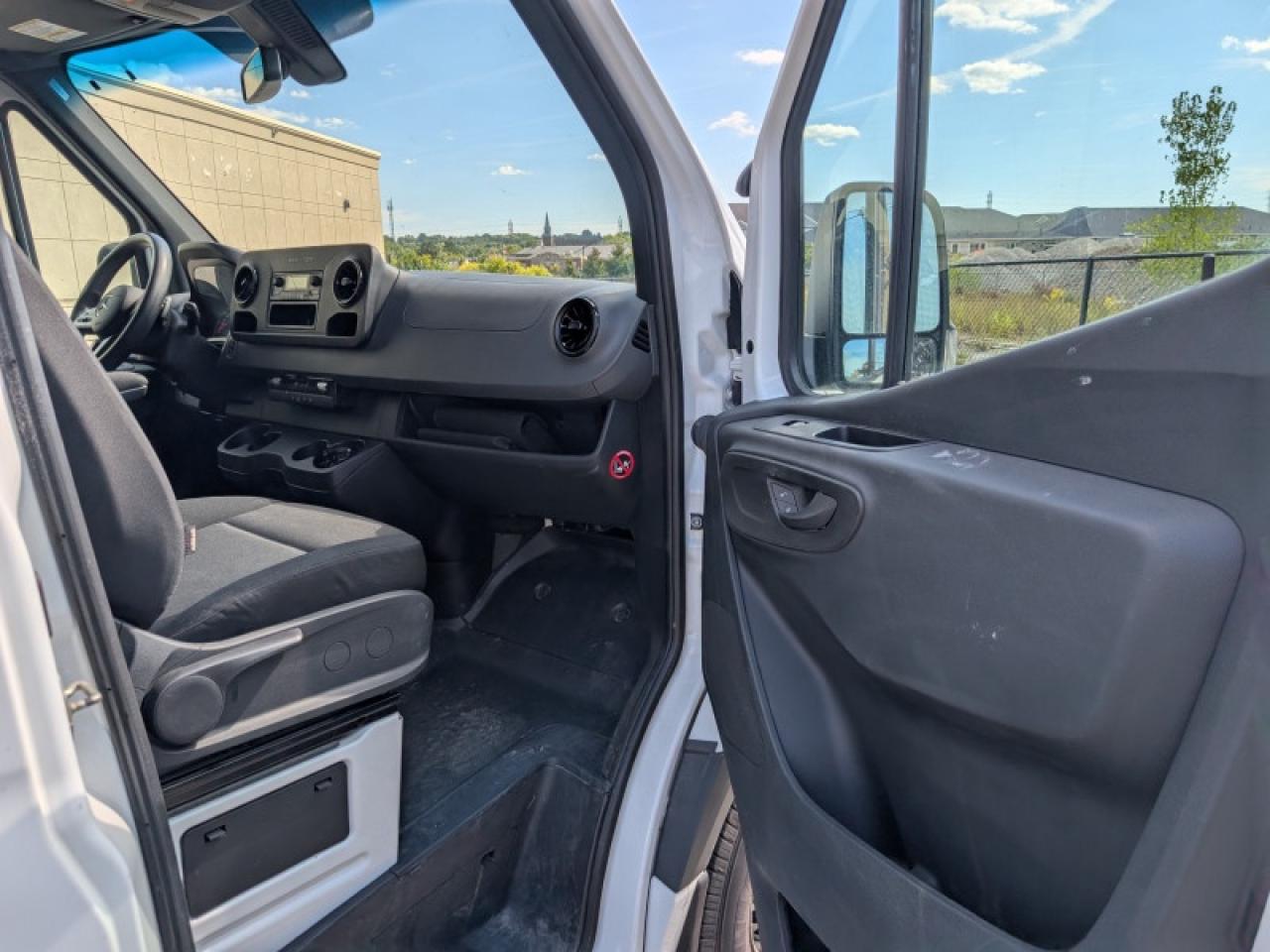 2024 Mercedes-Benz Sprinter Crew Van Cargo 170 WB  **LOW KMS** Photo