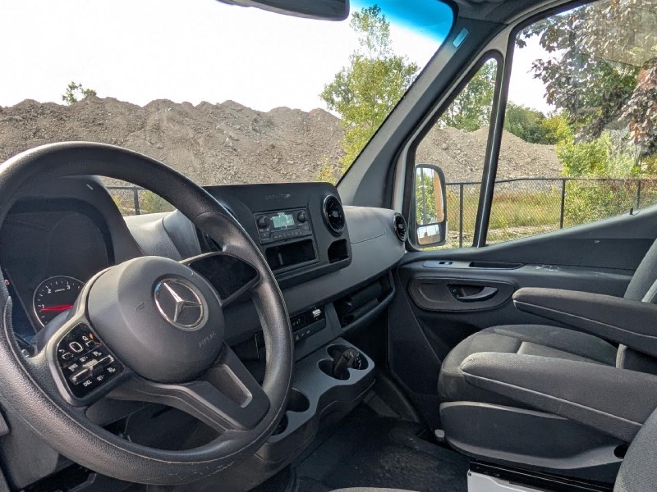 2024 Mercedes-Benz Sprinter Crew Van Cargo 170 WB  **LOW KMS** Photo