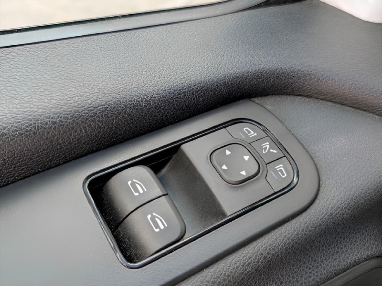 2024 Mercedes-Benz Sprinter Crew Van Cargo 170 WB  **LOW KMS** Photo