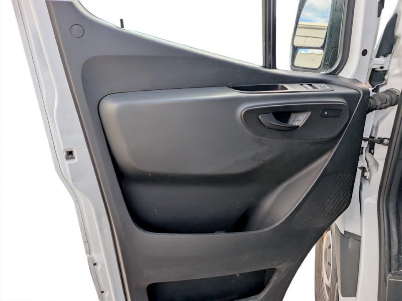 2024 Mercedes-Benz Sprinter Crew Van Cargo 170 WB  **LOW KMS** Photo