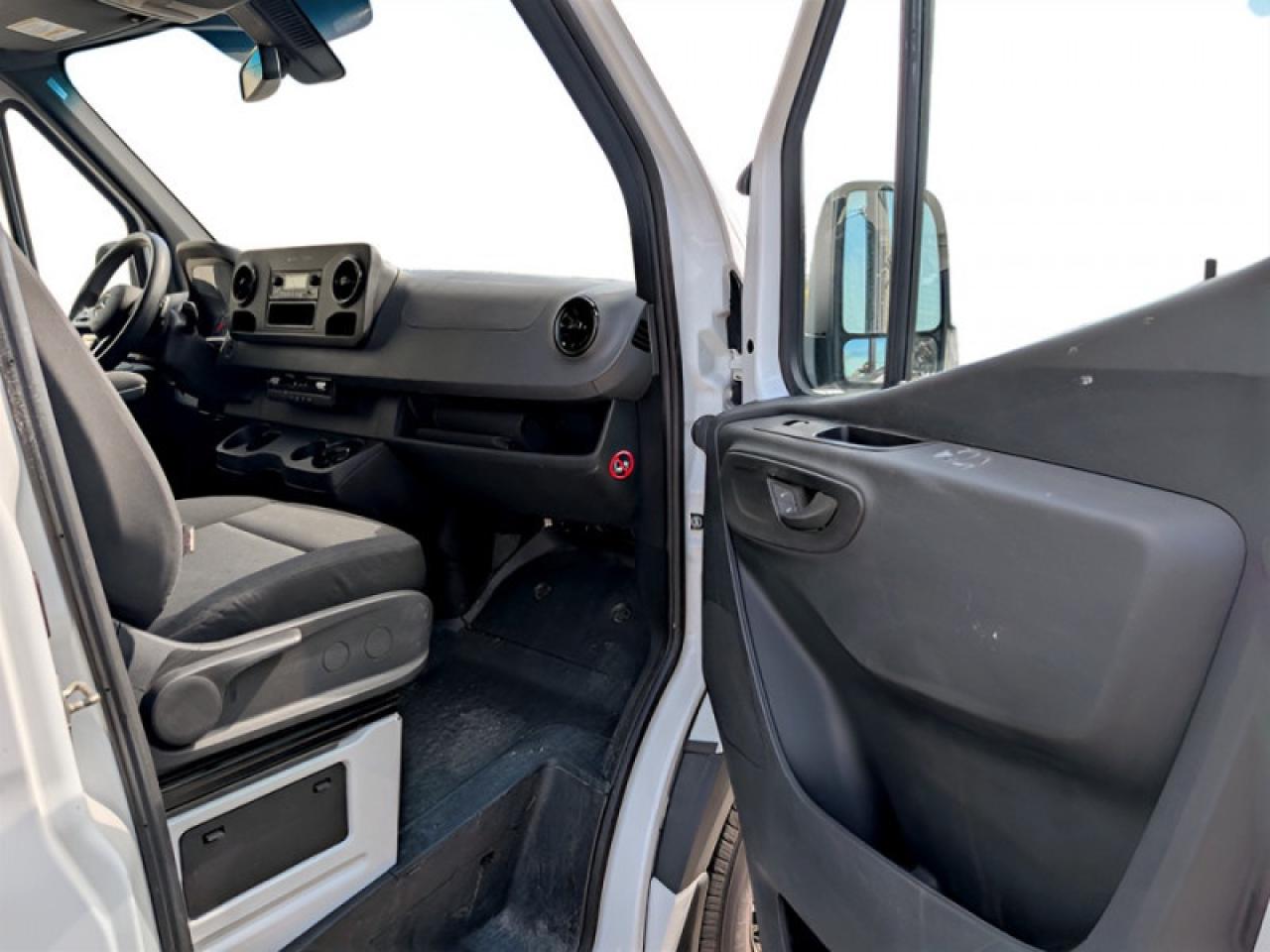 2024 Mercedes-Benz Sprinter Crew Van Cargo 170 WB  **LOW KMS** Photo